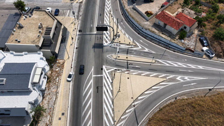 ΕΠΙΤΕΛΟΥΣ! ΦΑΝΑΡΙΑ ΚΑΙ ΠΕΖΟΔΡΟΜΙΟ ΣΤΟΝ ΚΟΜΒΟ ΣΤΗΝ ΚΥΡΑ ΒΡΥΣΗ